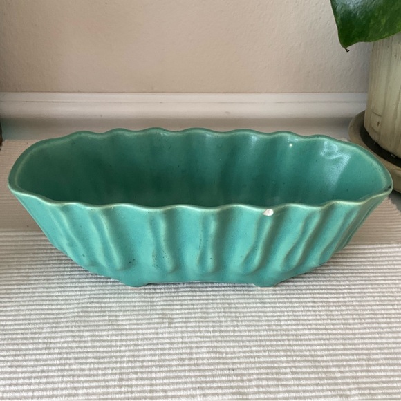 Brush Pottery 400-8 Scalloped Teal Green Ceramic Planter - Picture 2 of 9